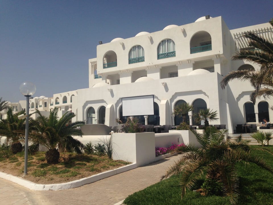 Schön zum aussen sitzen abends (Leinwand wegen WM) Vincci Helios Beach