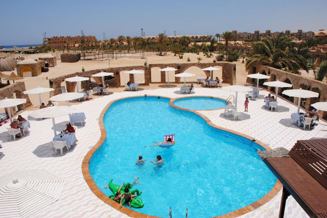 Der Pool am Strand Utopia Beach Club