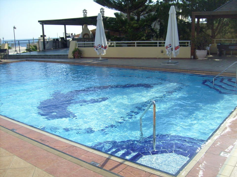 Blick auf den oberen Pool Castello Village Resort