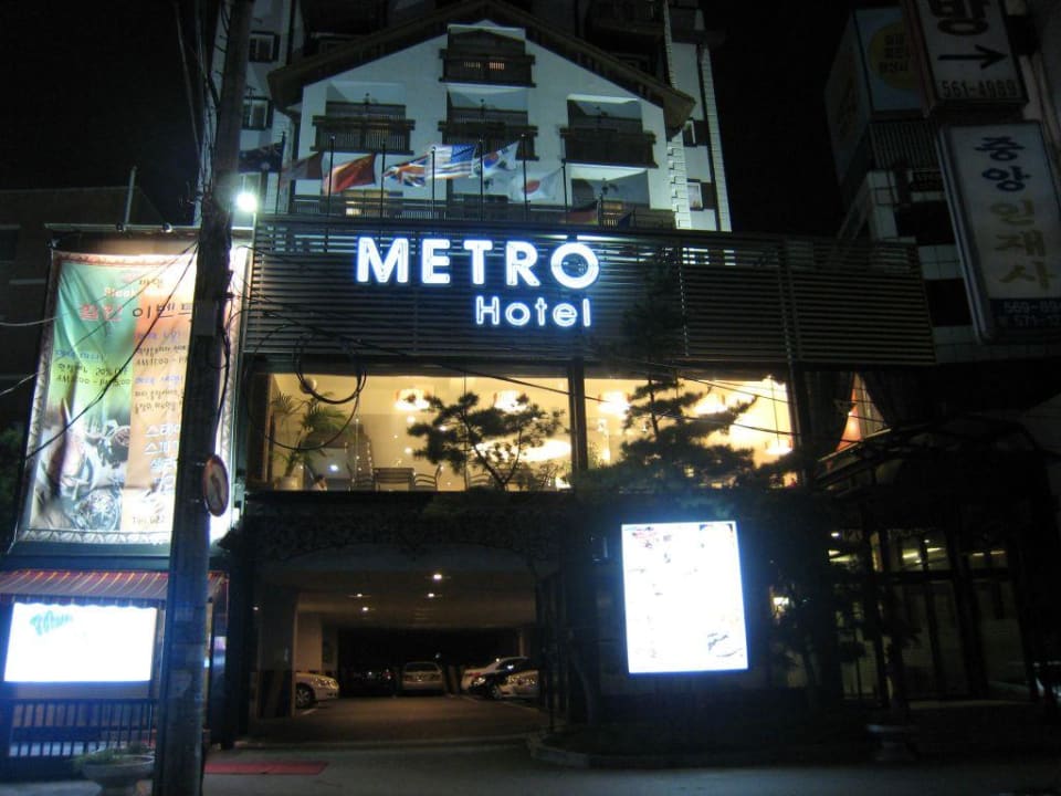 Haupteingang vom Hotel bei Nacht Cheonan Metro Tourist Hotel