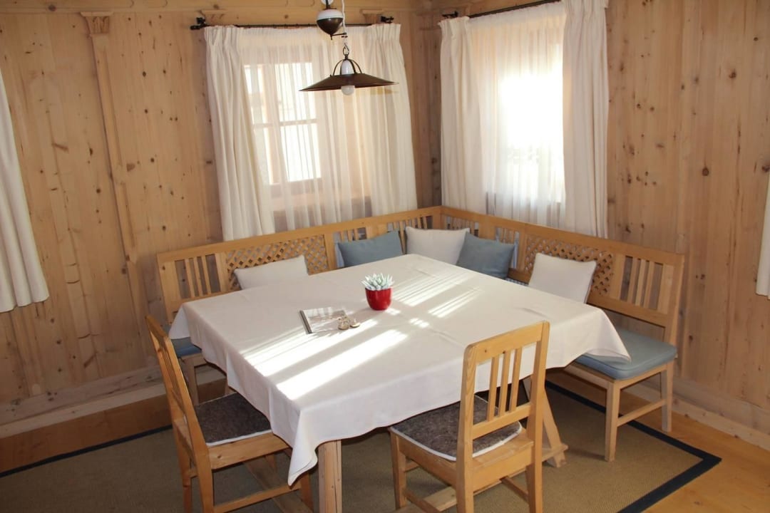 Wohn-/Esszimmer mit Täfelung, Appt. 2 Landhaus & Schloss Anras