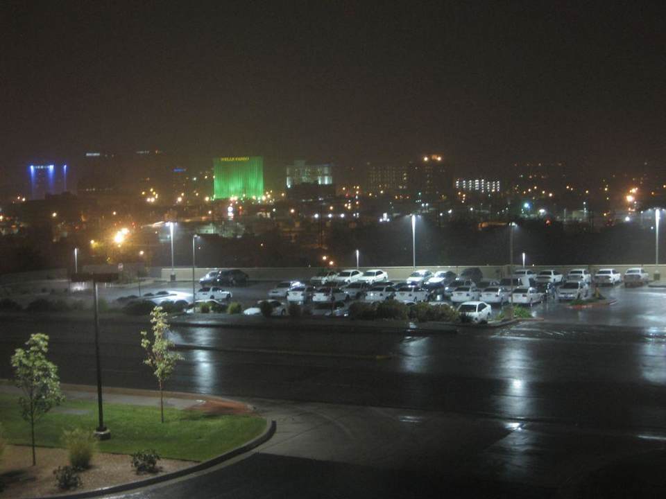 Blick aus dem Hotelzimmer auf die Skyline Embassy Suites Albuquerque