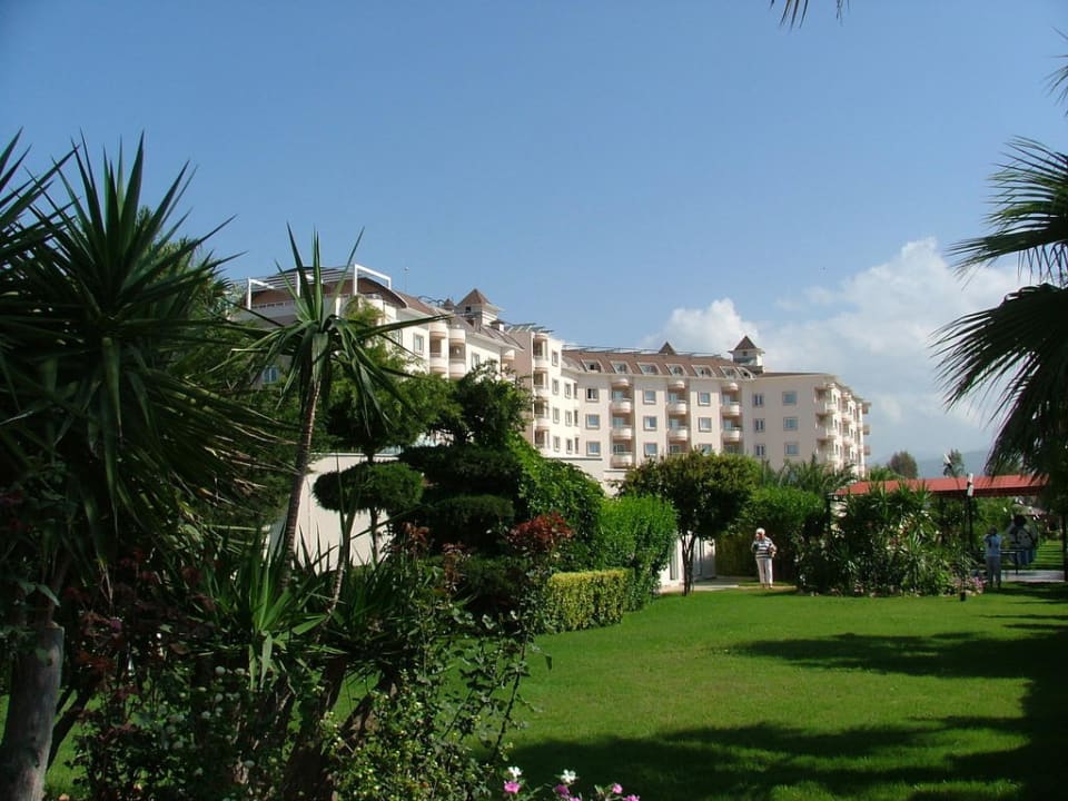 Het hotel vanuit de tuin gezien Hotel Royal Garden Beach