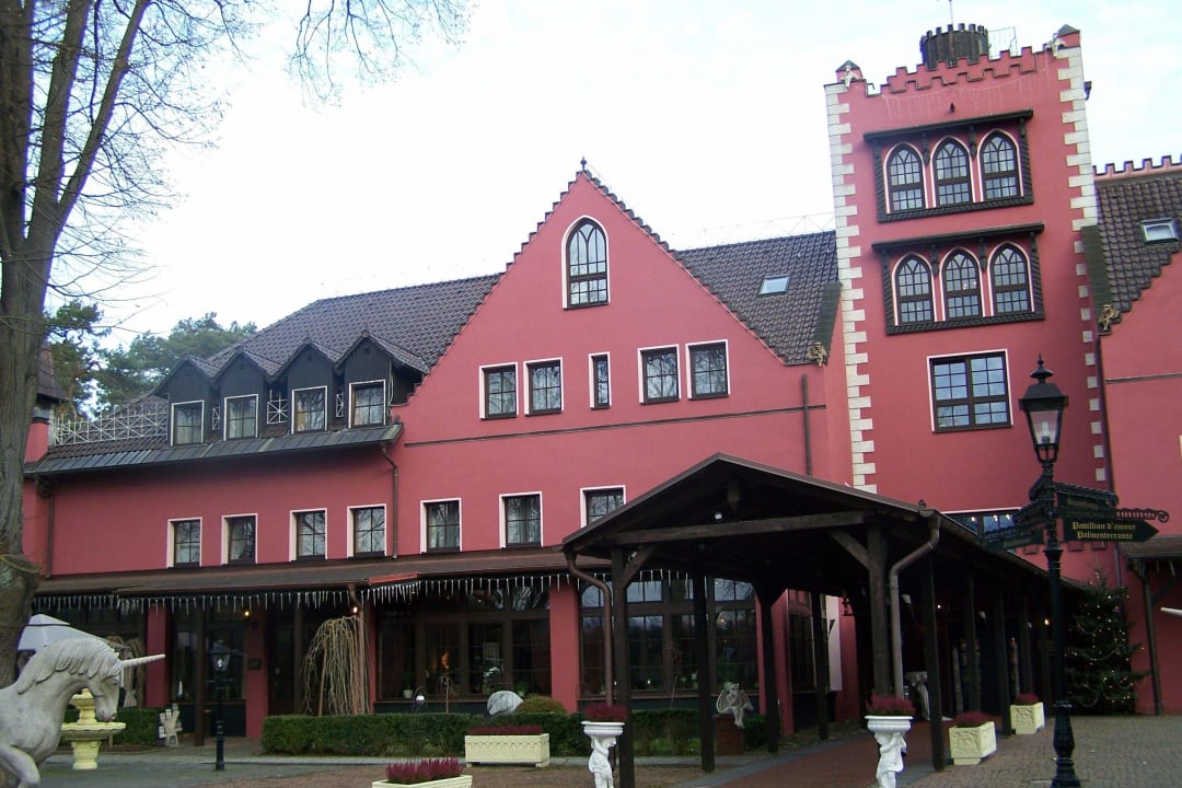 Weg zum Haupteingang, mit kitischigen Statuen  The Lakeside Burghotel zu Strausberg