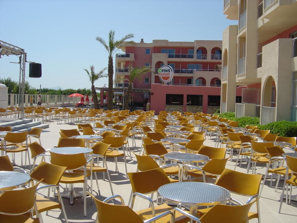 Blick zum Pins Burger und Animationsbühne Grupotel Alcudia Pins