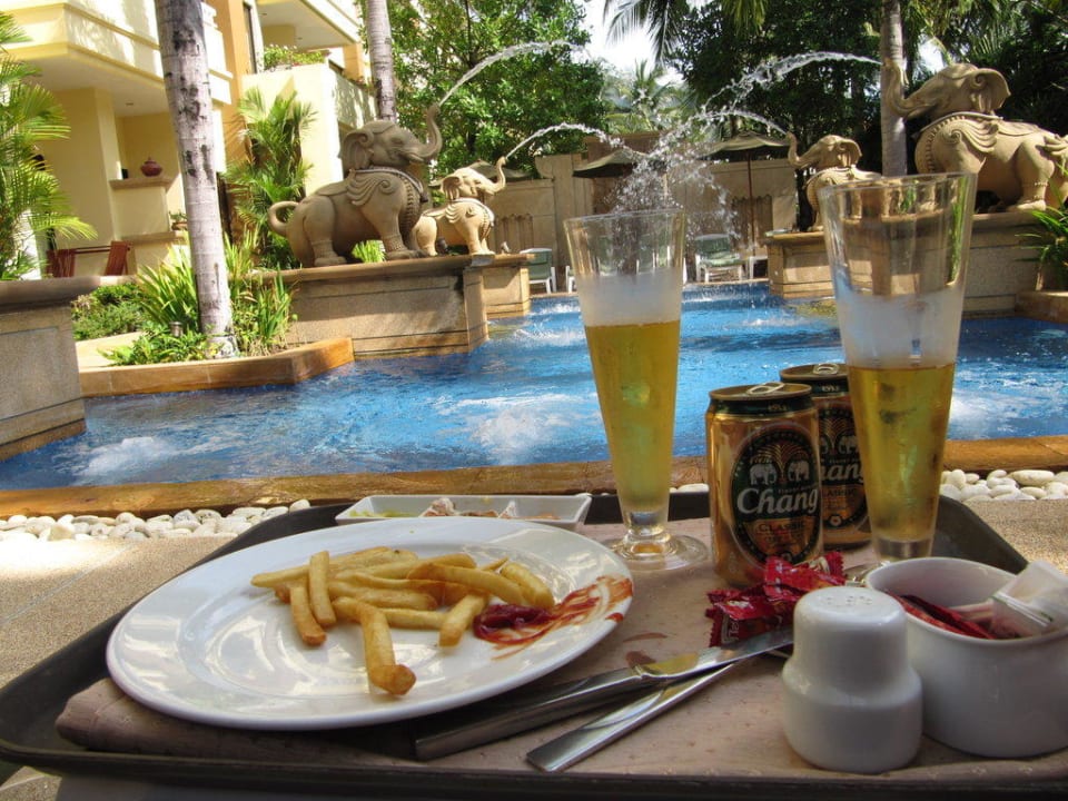 Kleiner Snack mit Chang am Pool Holiday Inn Resort Phuket
