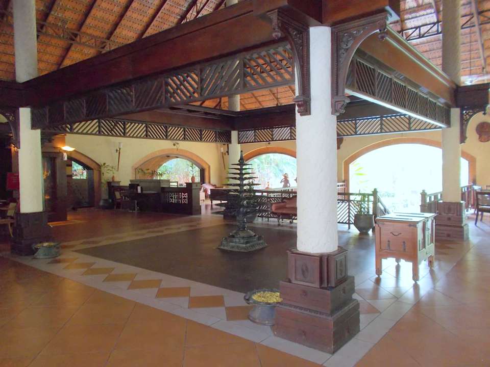 Großzügige, offene Lobby Hotel Lakesong Resort