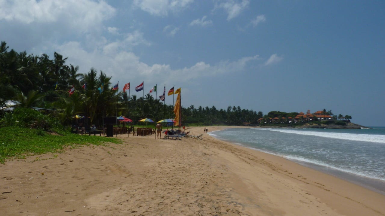 Blick auf den Strand des Schwesterhotels Hotel Bentota Village