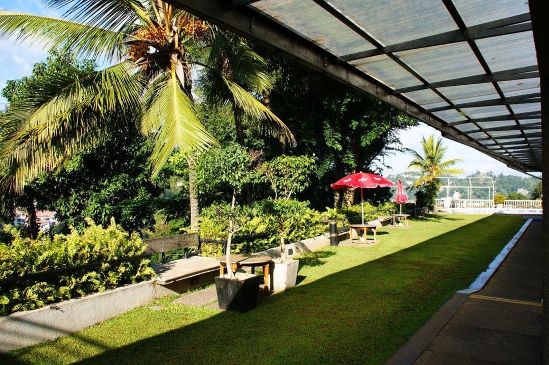 Garten vor dem Restaurant Hotel Thilanka