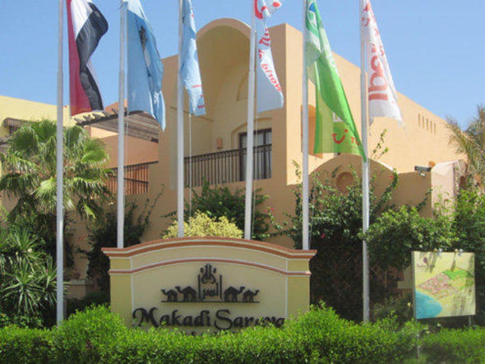 Vor dem Hoteleingang Jaz Makadi Saraya Resort