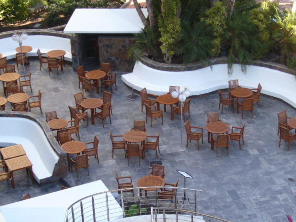 Nicht eingedeckte Tische, reichlich Gäste Seaside Hotel Palm Beach