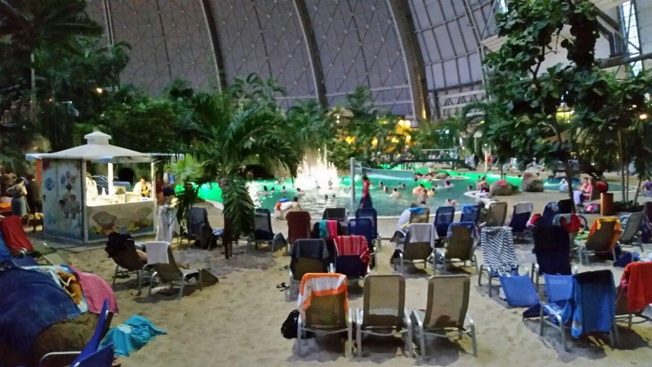 Lagune mit 2 Whirlpools und 2 Rutschen Tropical Islands Resort