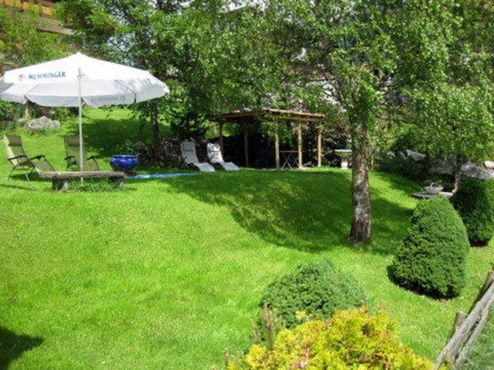 Tuin met ligbedden Haus Keti