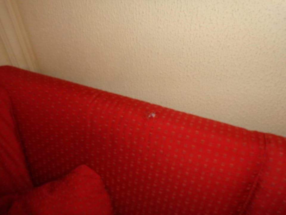 Loch im Sofa Center Parcs Park Nordseeküste