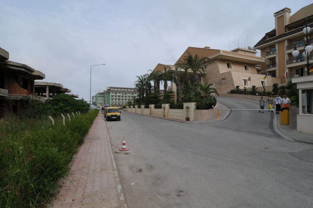 Haupteingang und tristes Gegenüber Crystal Family Comfort Collection