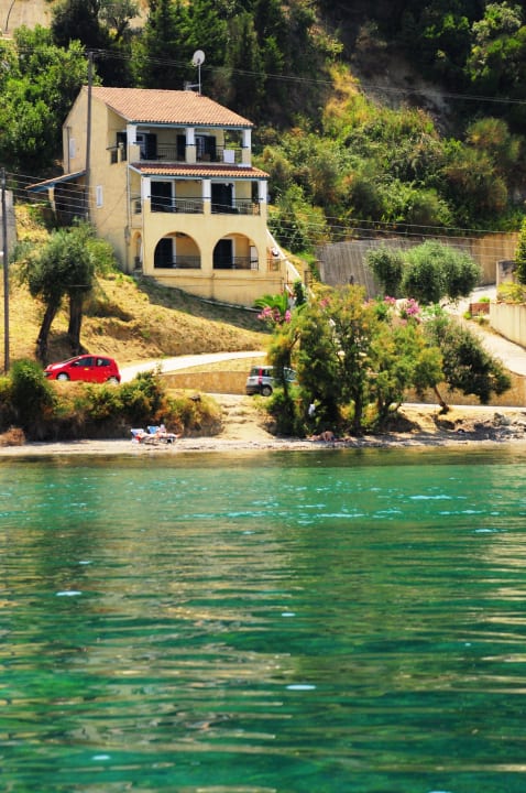 The beach in front of the apartments Villa Alexandra