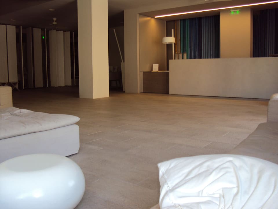 Empfang und Lobby The Bay Hotel & Suites