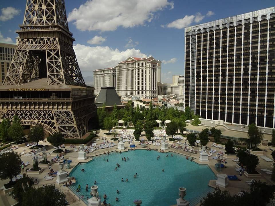 Widok z okna hotelu na basen hotelowy, Wieżę Eiffa Paris Las Vegas Hotel & Casino