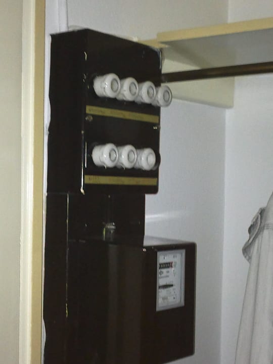 Wandschrank mit Sicherungskasten Kein Fi Apartments Damaschke