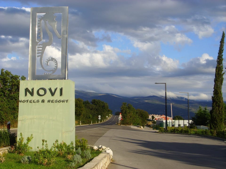 Parkplatz an der Straße vor dem Hotel Wyndham Grand Novi Vinodolski Resort - The View & Family Apartments