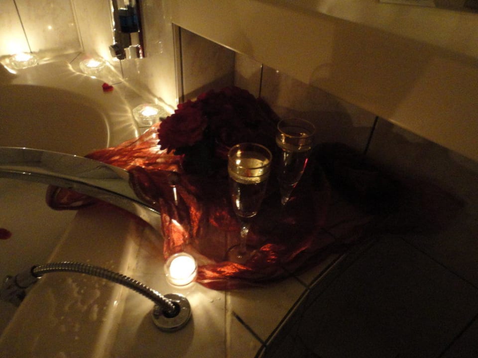 Sekt beim Rosenblütenbad Meister Bär Hotel Frankenwald