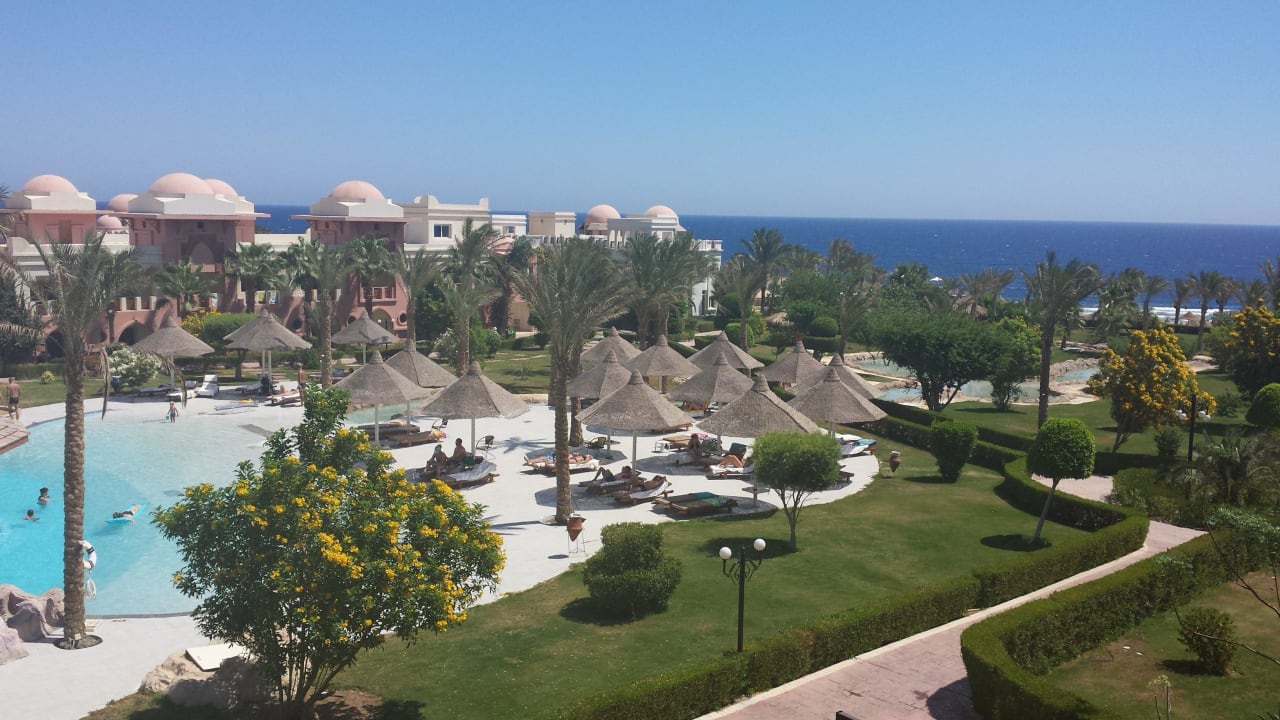 Salzwasserpool und Meer vom Zimmer aus Serenity Alpha Beach