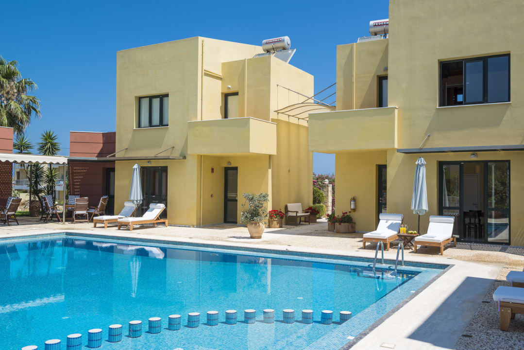 Swimming pool Villa Daphnis