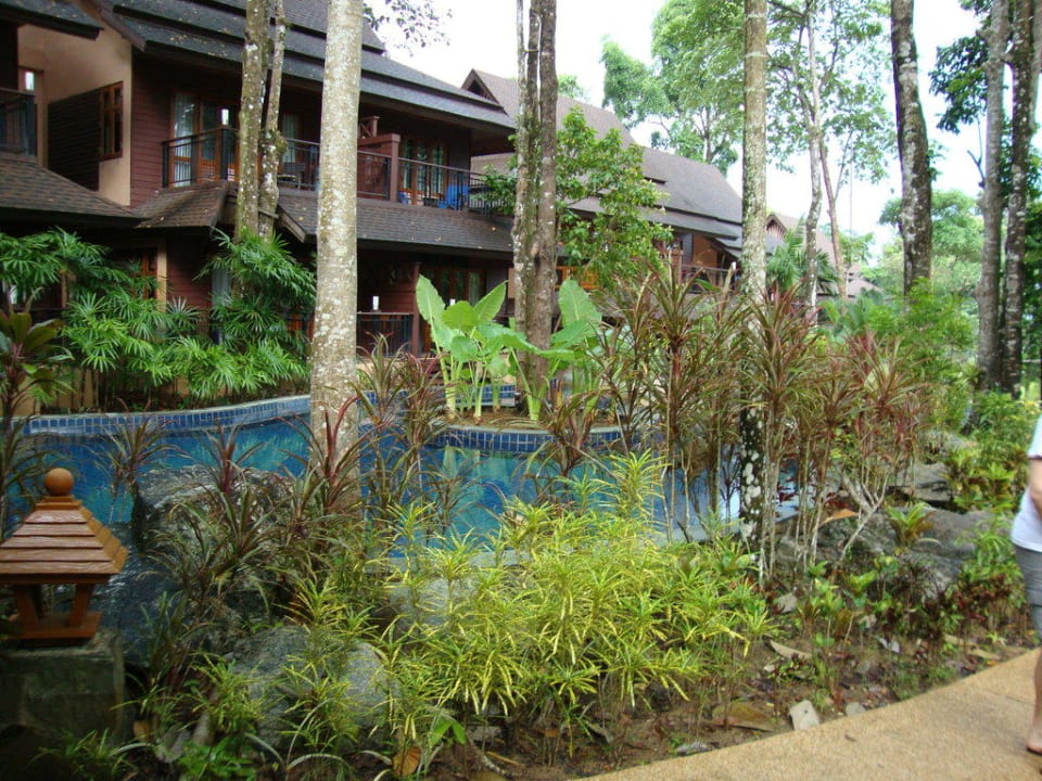Pool in der Gartenanlage Khao Lak Merlin Resort