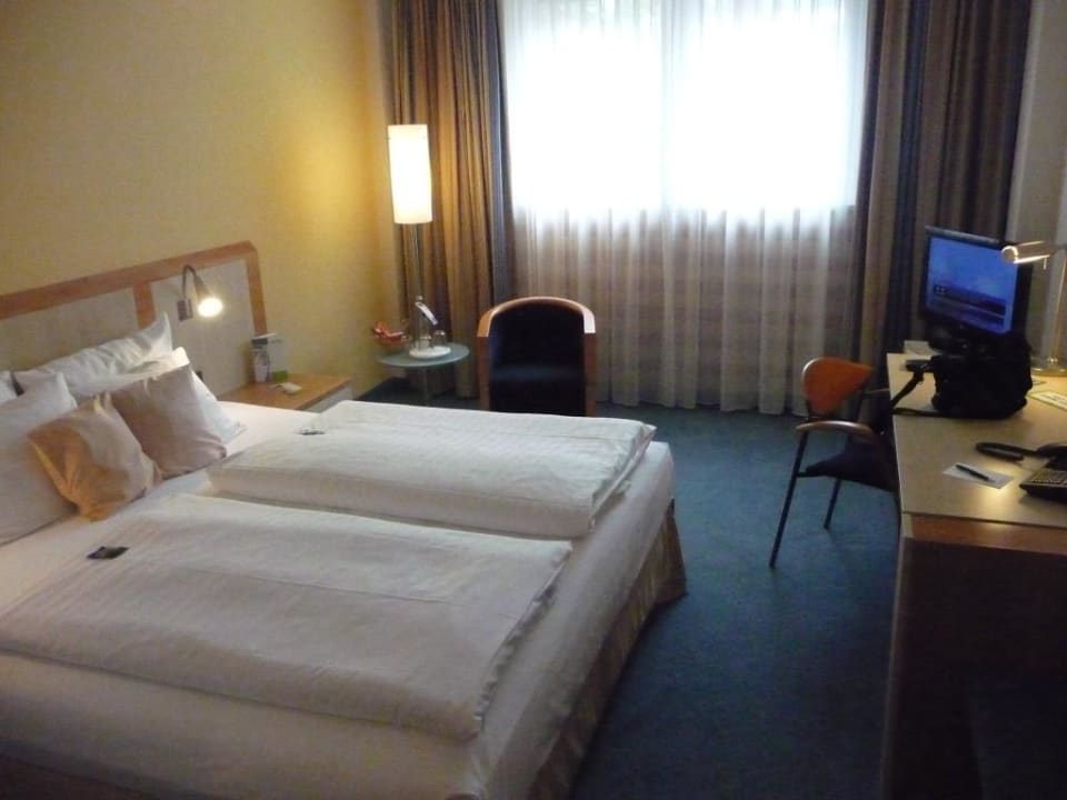 Bett mit vielen Kissen Lindner Hotel Cologne Am Dom, part of JdV by Hyatt