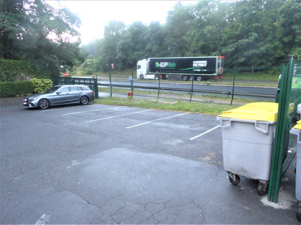 Außenansicht Hotel Kyriad Chantilly