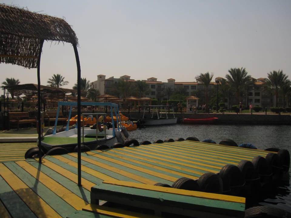 Warten auf das Wassertaxi Pickalbatros Dana Beach Resort - Hurghada