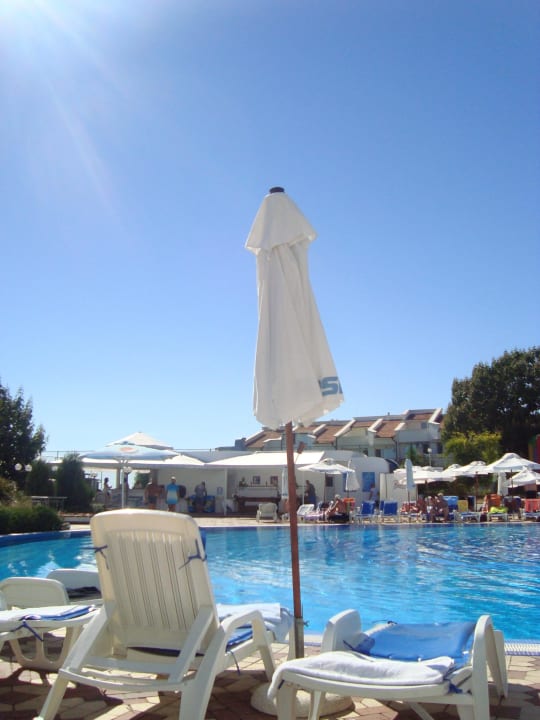 Liegen am Pool Hotel Sineva Beach
