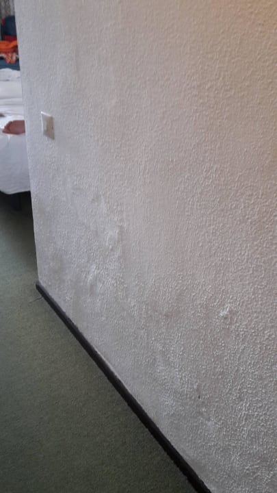 Feuchte Wände. Schimmel überstrichen Hotel Vibra Beverly Playa