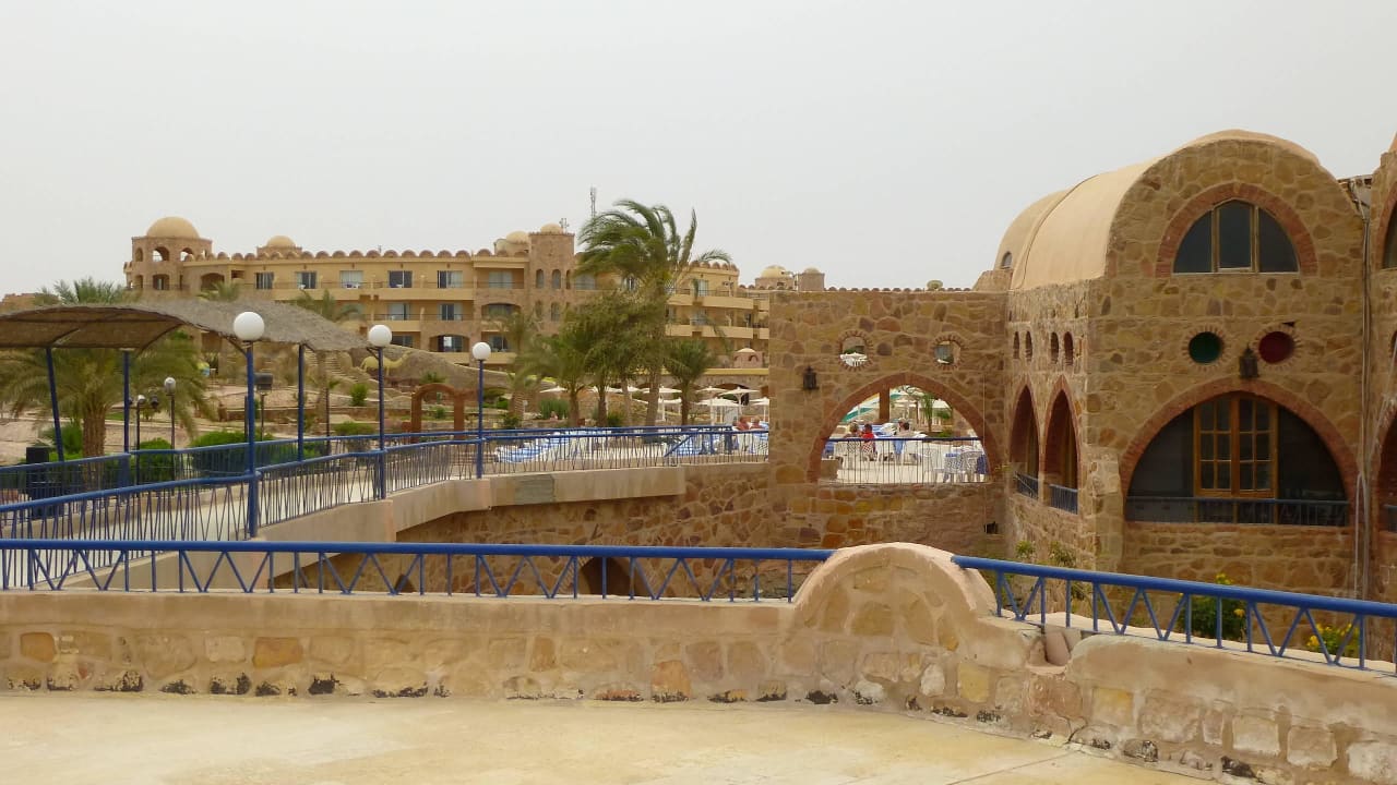 Brücke vom Strand zur Sunset Bar Utopia Beach Club