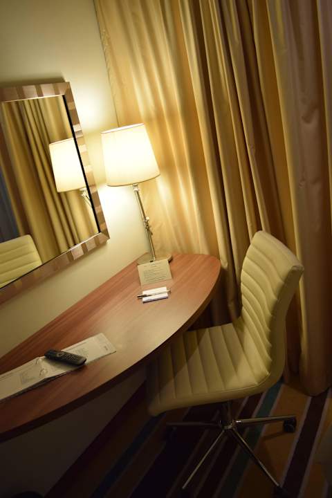 Schreibtisch im Zimmer Hampton by Hilton Warsaw City Centre