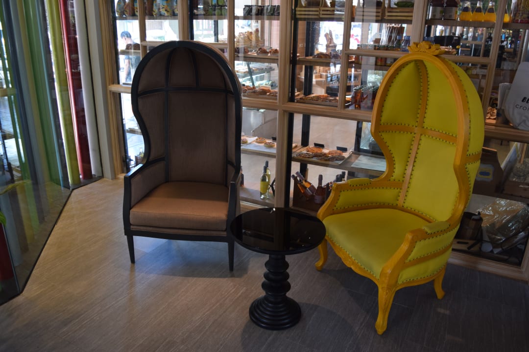 Sitzmöglichkeiten in der Lobby ibis Styles Bangkok Khaosan Viengtai