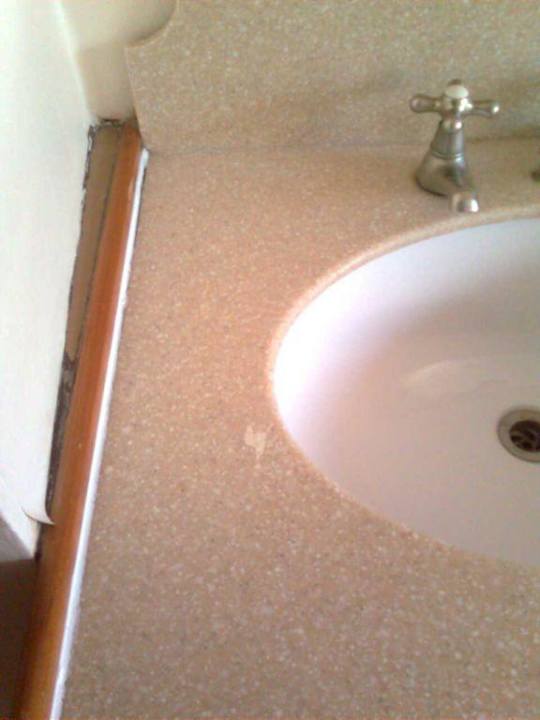 Schlecht eingebautes Waschbecken im Zimmer! Hotel Umi