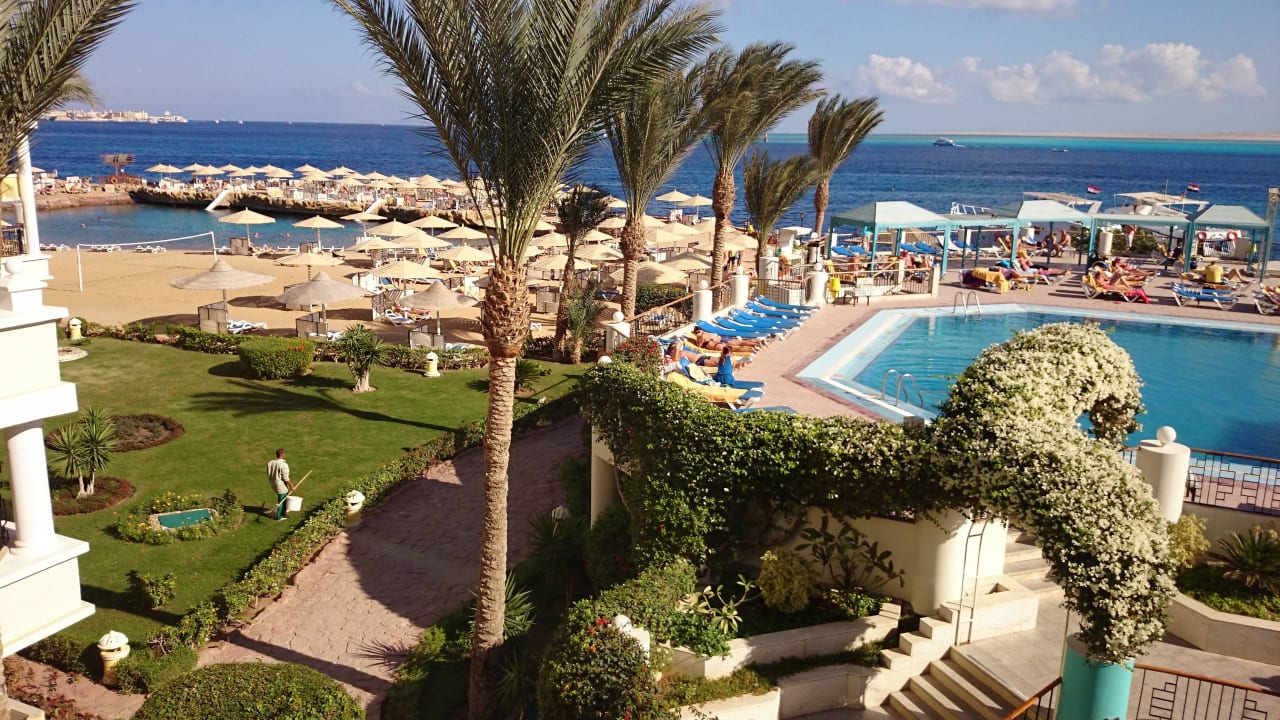 Ausblick auf den Pool beim Frühstück  SUNRISE Holidays Resort (Adults Only)