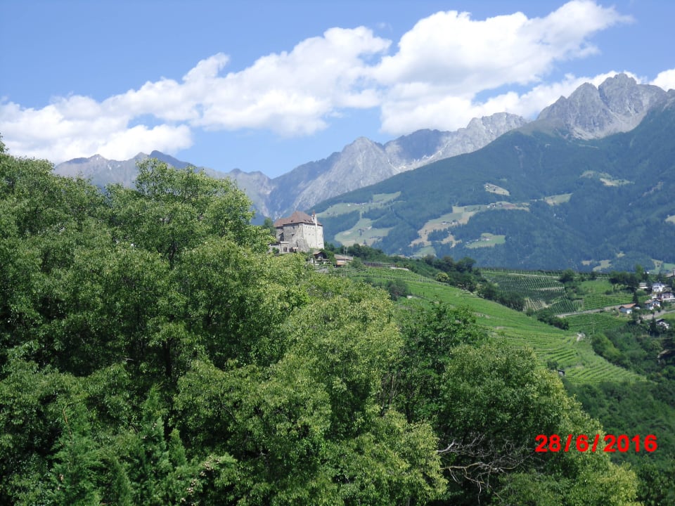Ausblick auf Schloss Tirol Hotel Ultenerhof