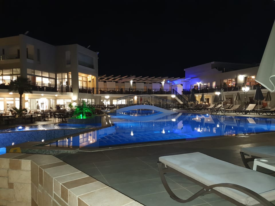 Pool Vantaris Palace