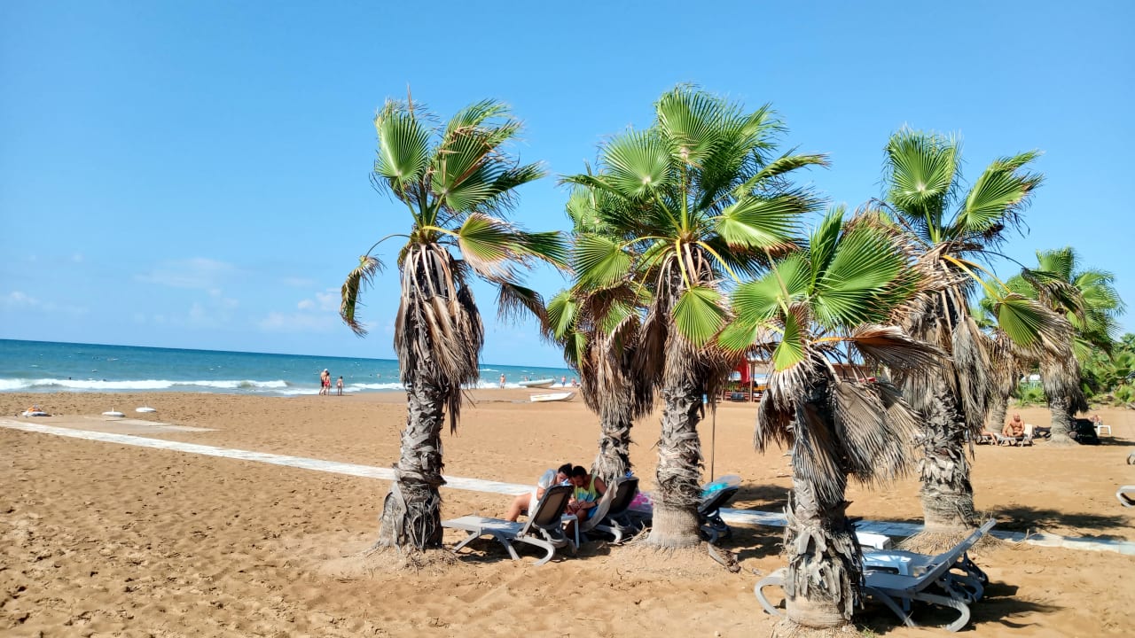 Strand Club Grand Side