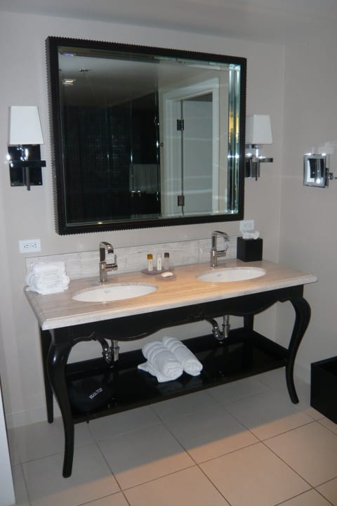 Waschbereich im Badezimmer Virgin Hotels Las Vegas, Curio Collection by Hilton