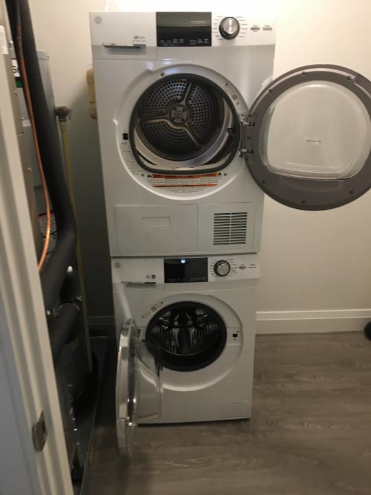 Waschmaschine im Nebenraum von der Küche.  The Grove Resort & Water Park Orlando