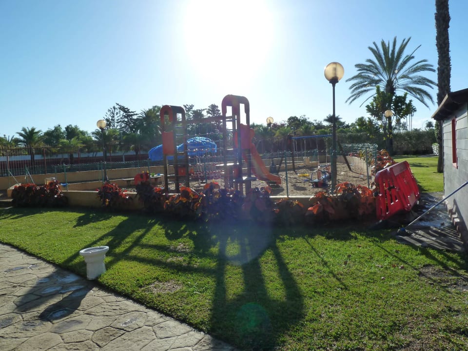 Gartenanlge mit Spielplatz  Suites & Villas by Dunas