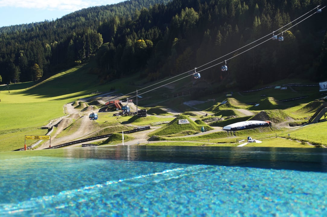 Panoramapool mit Blick zum Bikepark Hotel Bacher Asitzstubn