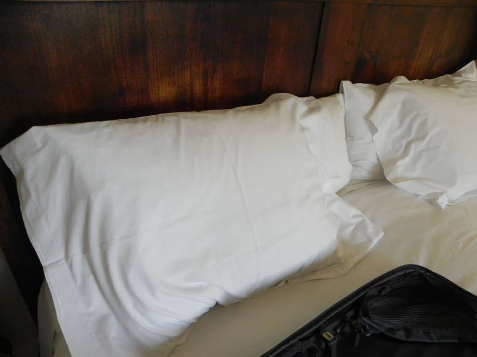 Crumpled fresh linen, but only changed every 3 day Hotel La Fuente De La Higuera