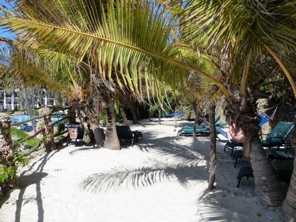 Liegeinsel in den Klippen Bahari Beach Hotel