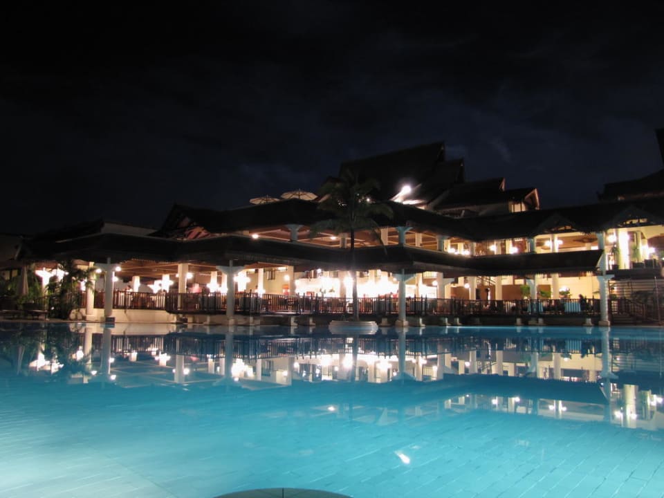 Hauptrestaurant und Pool am Abend Sofitel Imperial Resort & Spa