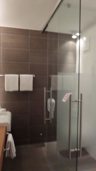 Bad mit Glasschiebetür zur Dusche ACTIVE by Leitner's|Natur&LifestyleHotel