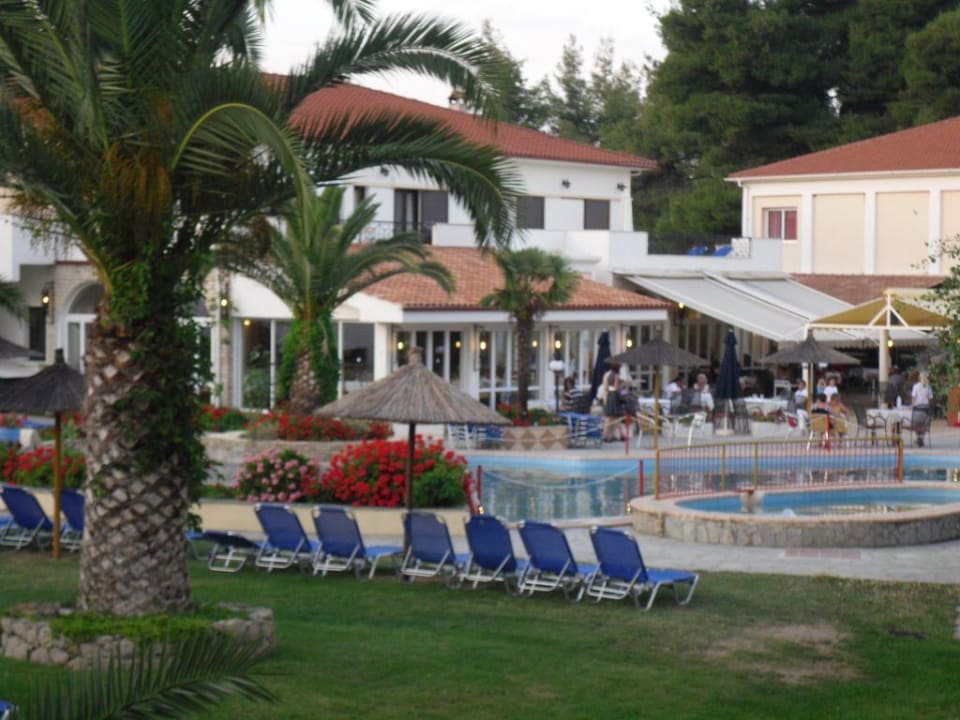 Restauracja i basen Hotel Chrousso Village